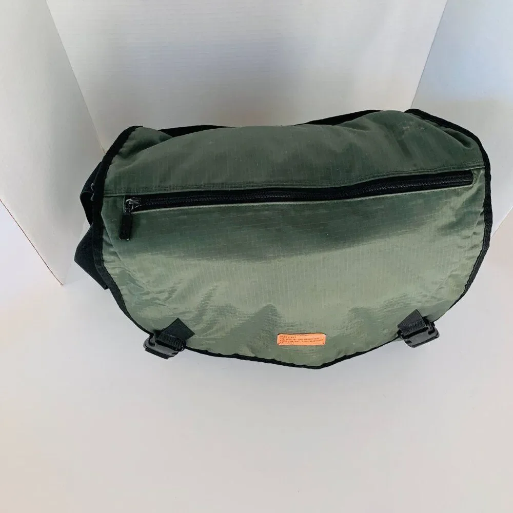 MESSENGER BAG OLIVE DKNY “ official uniform of NYC “ Storage Abounds UNI…